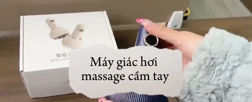 Máy massage hút giác được cầm trên tay cạnh hộp sản phẩm